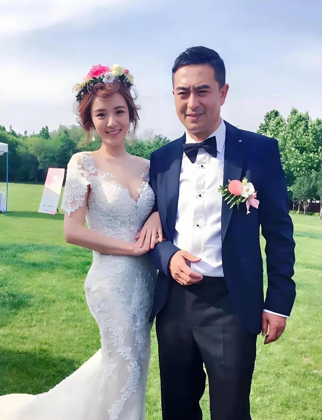 男演员是老戏骨张嘉译，大家一眼就看出来了。但他身边的这一位美女，能认出她的说明你