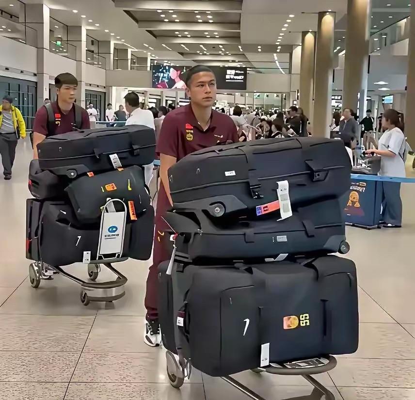 国足又上热搜了，这次不是因为他们踢球，而是因为他们巨大的行李箱，大家都在猜他们行
