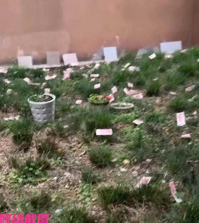重庆有某个小区，不知如何这天楼层面满眼纸币横飞散落，这可不是故意的而是有意，有人