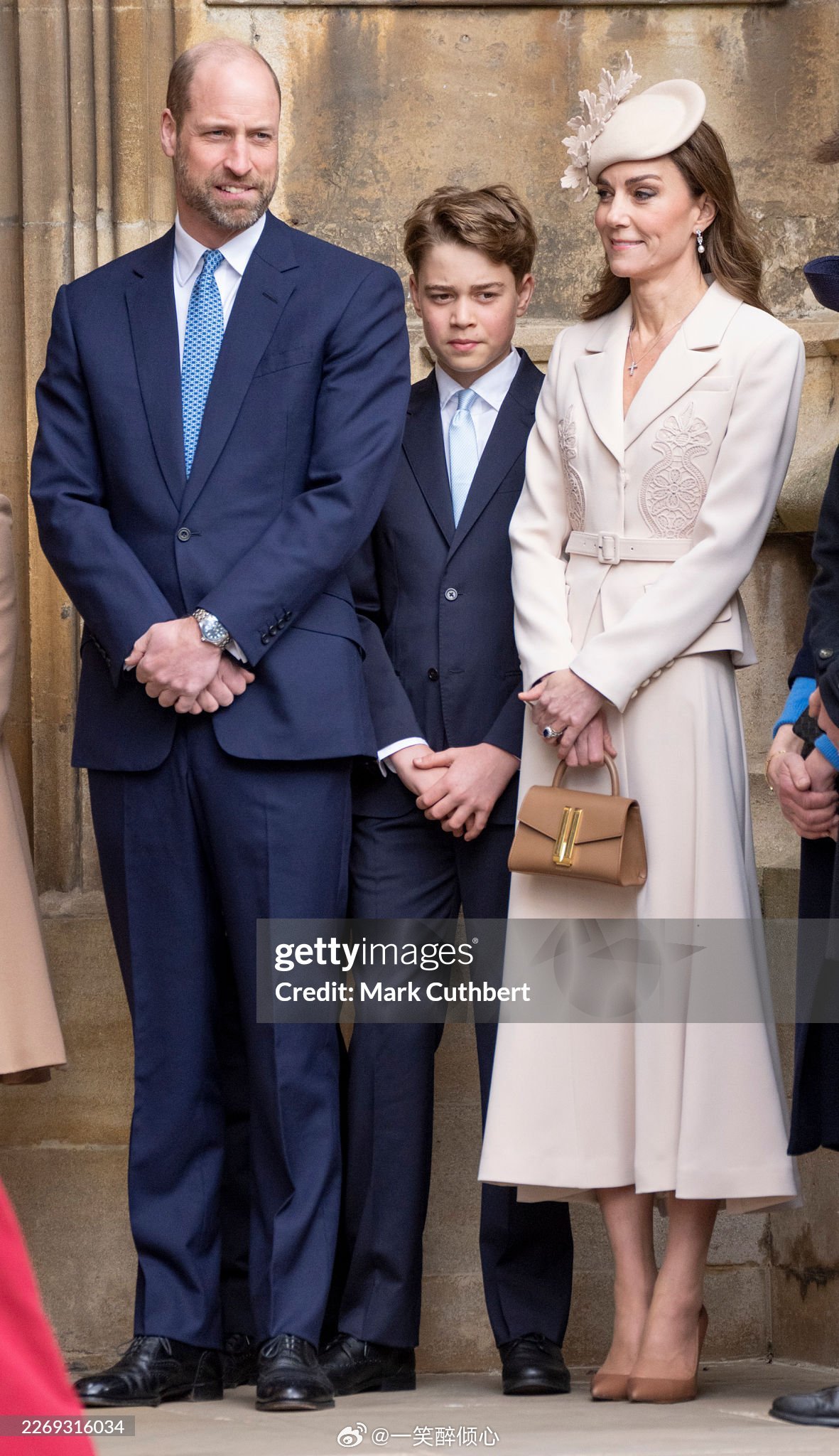 凯特王妃今天凯瑟琳王储妃穿的是Self-Portrait套装，除了Julie