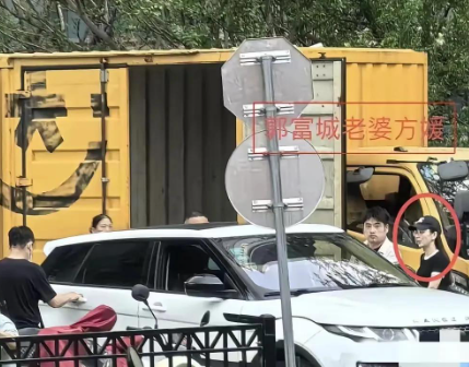 方媛在上海看房，先被认出的却是身份，近日有网友在上海一处楼盘偶遇方媛，她带着一位助理看房；画面传出后
