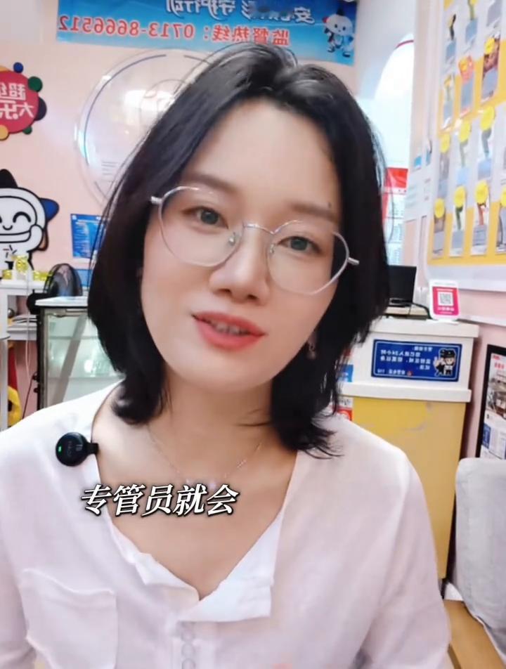 你中了大奖一般谁会最先知道？水瓶座丫头。你说店里面要是中了大奖一般都是谁最先