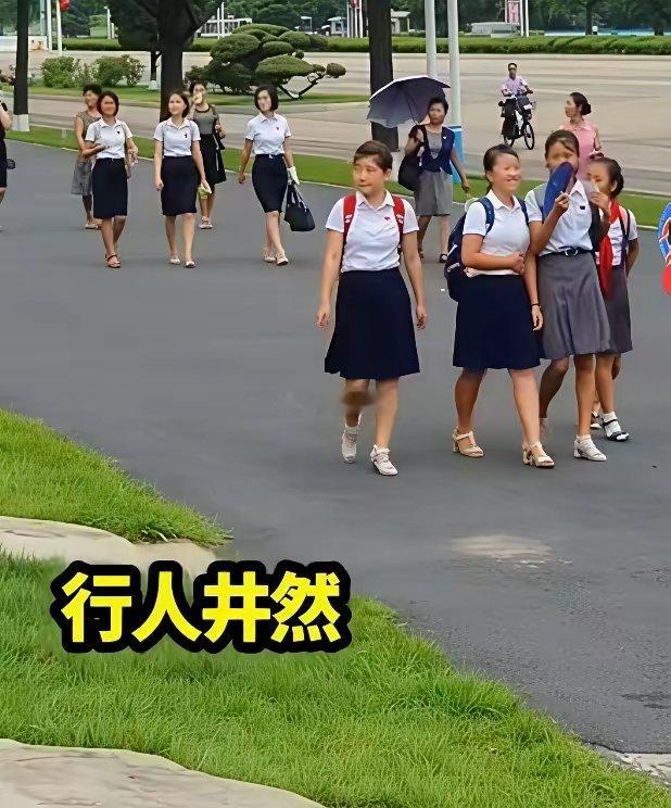 原来朝鲜的女人是不穿裤子的她们都喜欢穿这种裙子，还挺好看的呢