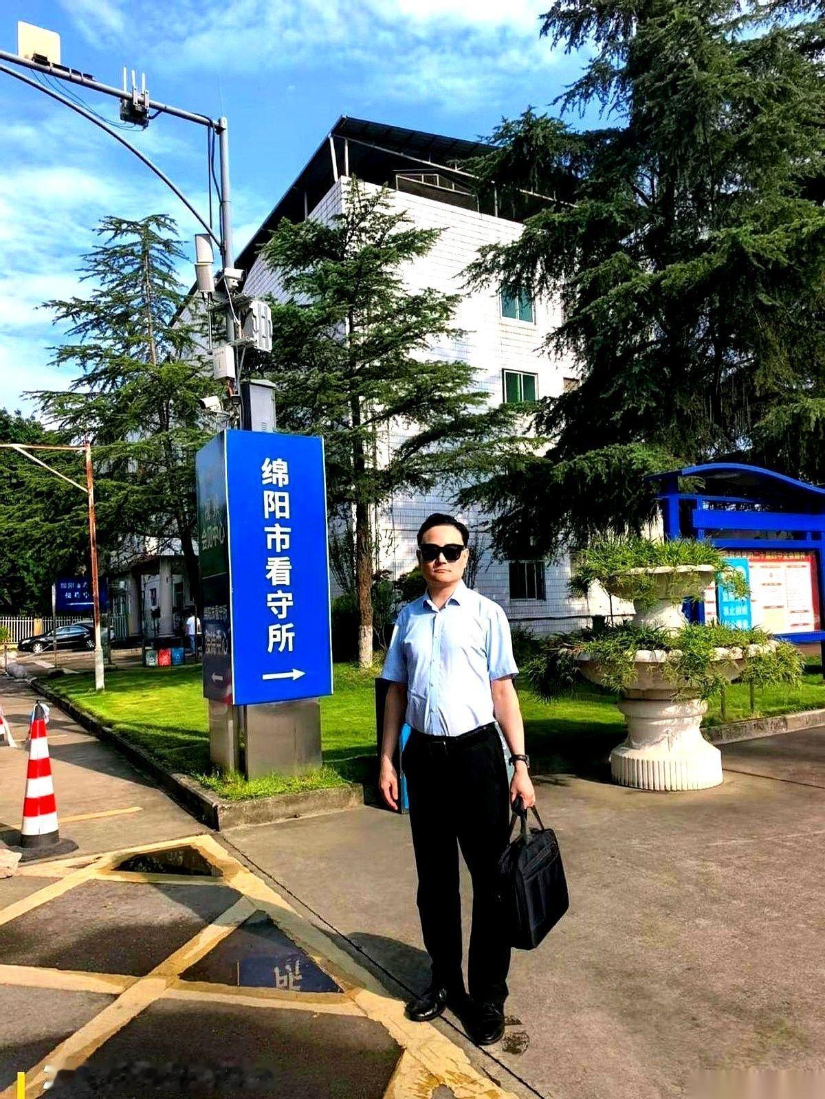 绵阳看守所的厚重铁门刚滑开一条缝，连续第二天，律师陈星光大步跨进会见室，把一沓边