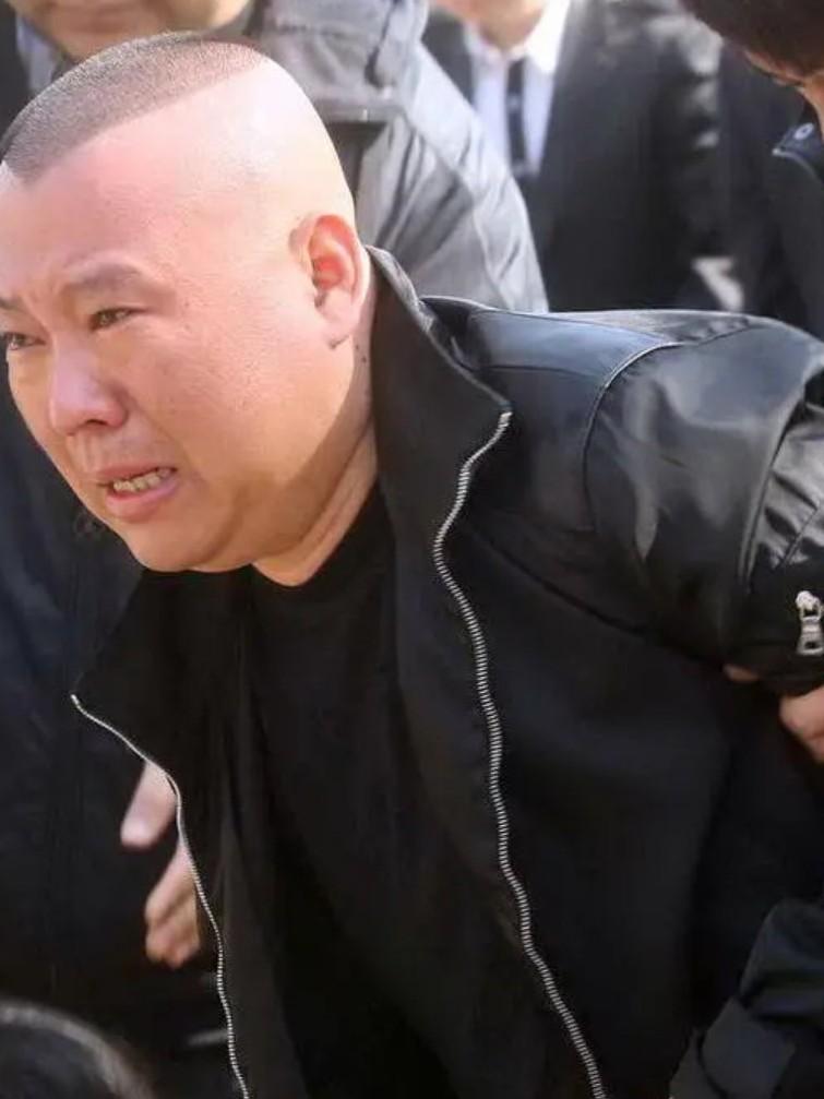 郭德纲要成为大师必须做三件事！刚刚两位相声专家钱城隋意直播时表示:郭德纲要想成为