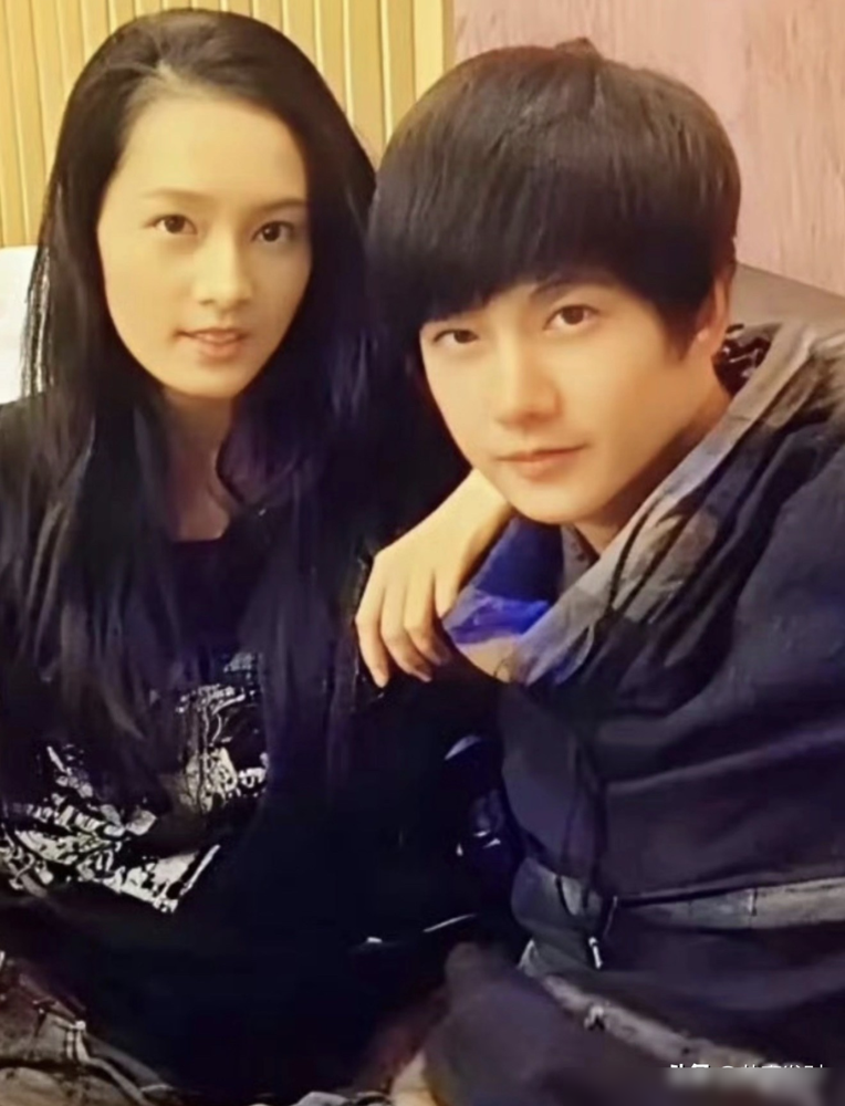杨洋跟李沁，名字摆一块儿就透着一股子冷，俩人凑不齐一张热乎全家福。2008年拍《新红楼梦》，17岁的