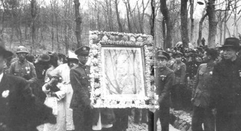 1951年，几个农民用铁镐敲开了戴笠的水泥墓，棺材中除了他的遗骸外，还有一把一尺