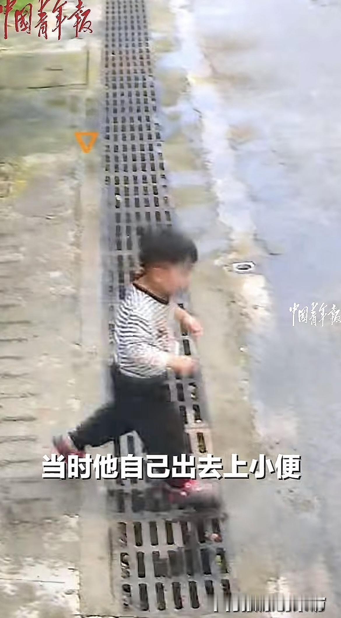 万万没想到，安徽，一3岁小男孩正在路边下水道处小解，突然这一旁的妹妹竟径直就走到