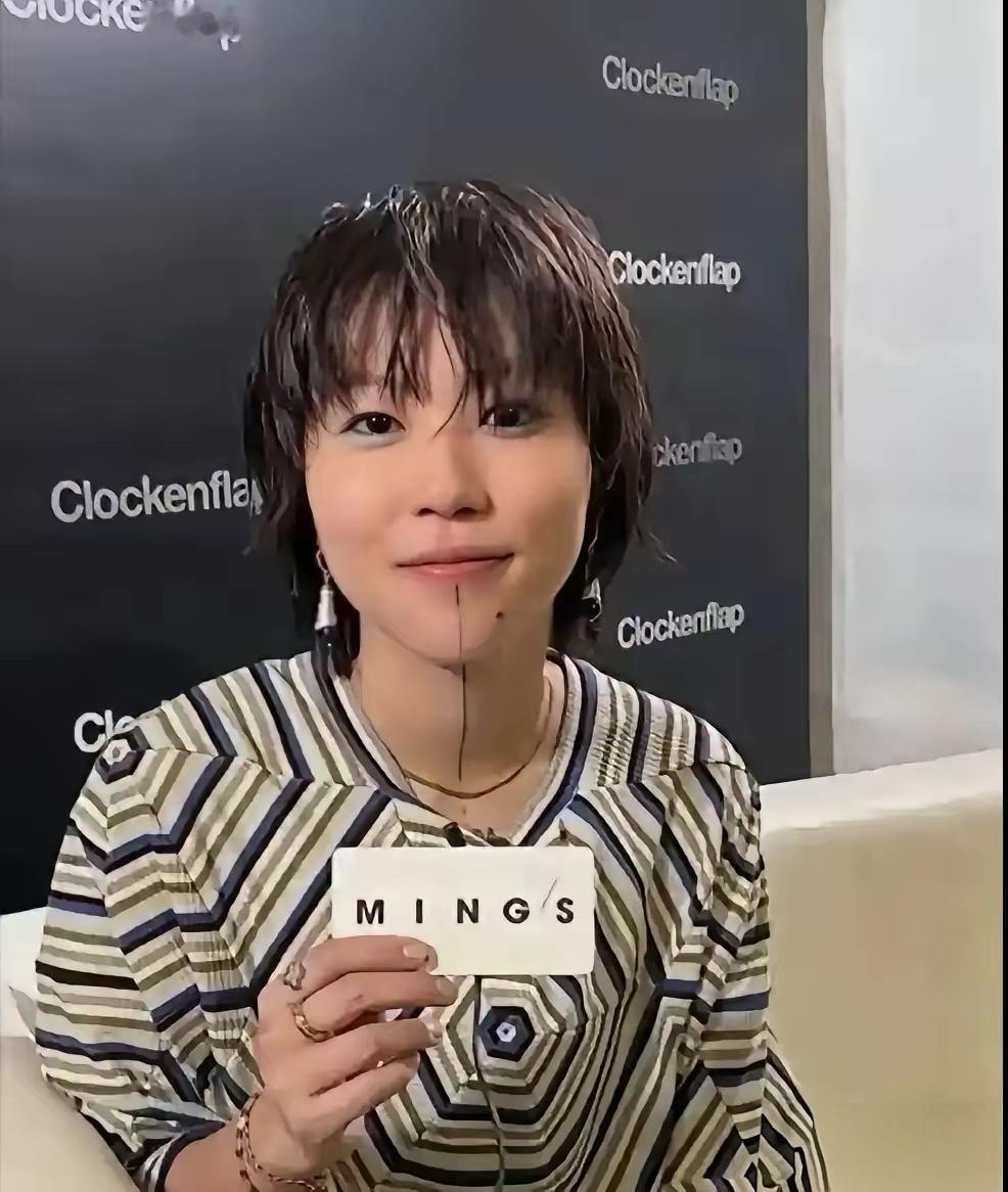 窦靖童不想结婚生子，甚至想要摘除子宫，这让王菲非常为难。王菲表面上说尊重女儿