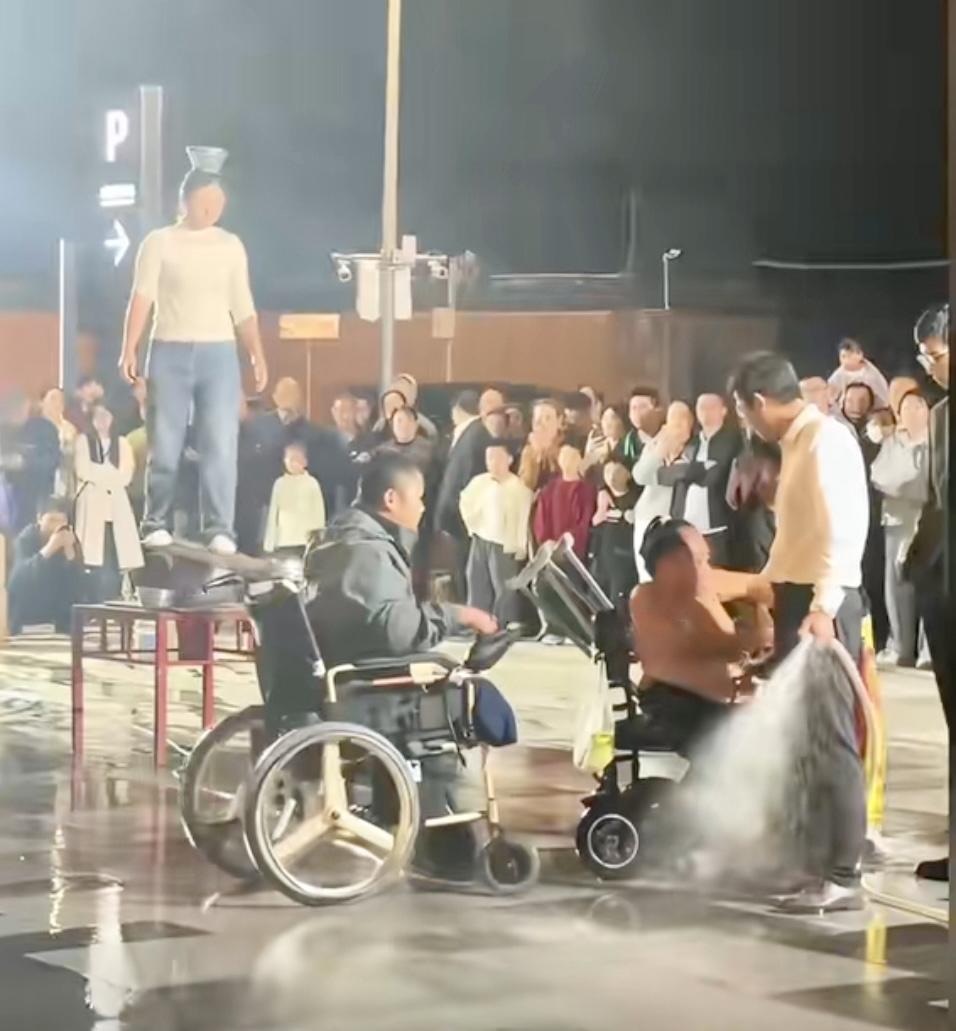 隔着屏幕都能感到物业的无奈，武汉一个残疾人表演团体临时跑到商业街广场表演，没打招