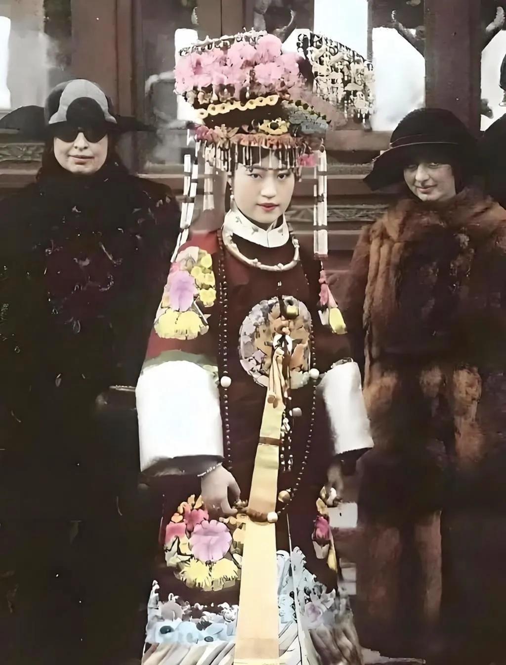 1924年，唐怡莹与溥杰结婚时的一张单人留影，虽然当时已经是民国十二年，不过醇亲