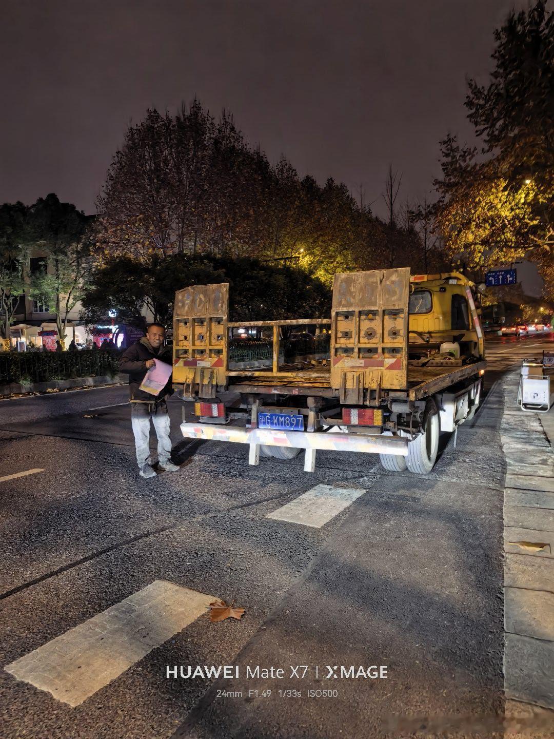 跨年夜小小加了个班，还接了台试驾车，跟师傅说了声新年快乐，辛苦了～现在回家睡觉，
