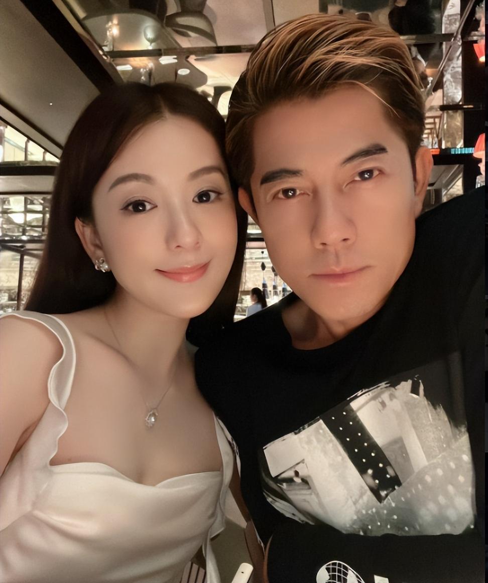 郭富城送老婆九周年礼物不到600块，方媛一句话暴露真相郭富城和方媛结婚9年，