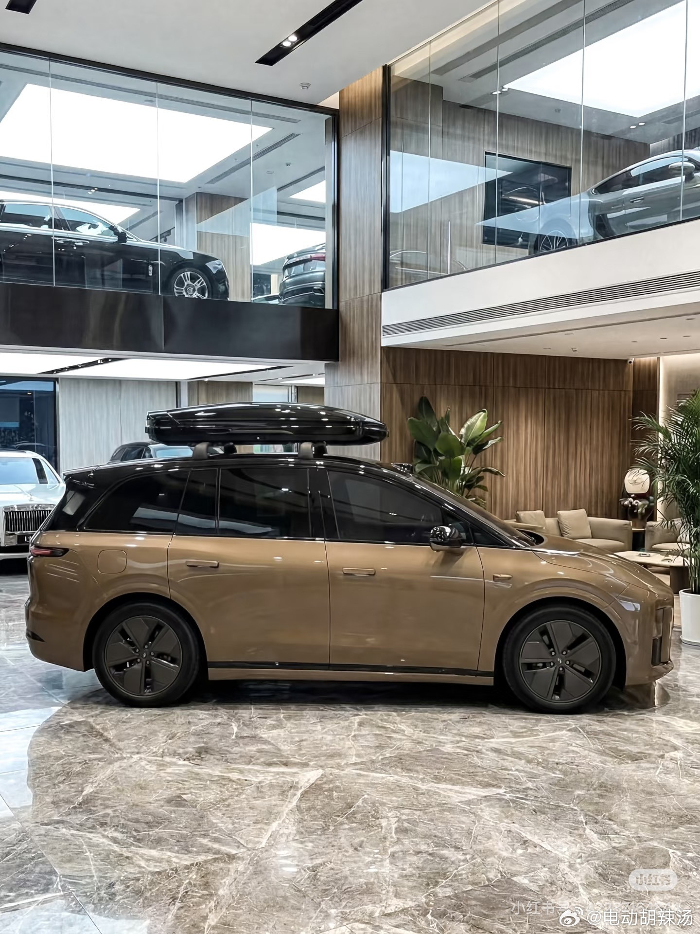 这个理想i8有点帅哦！可惜拍的有点变形…