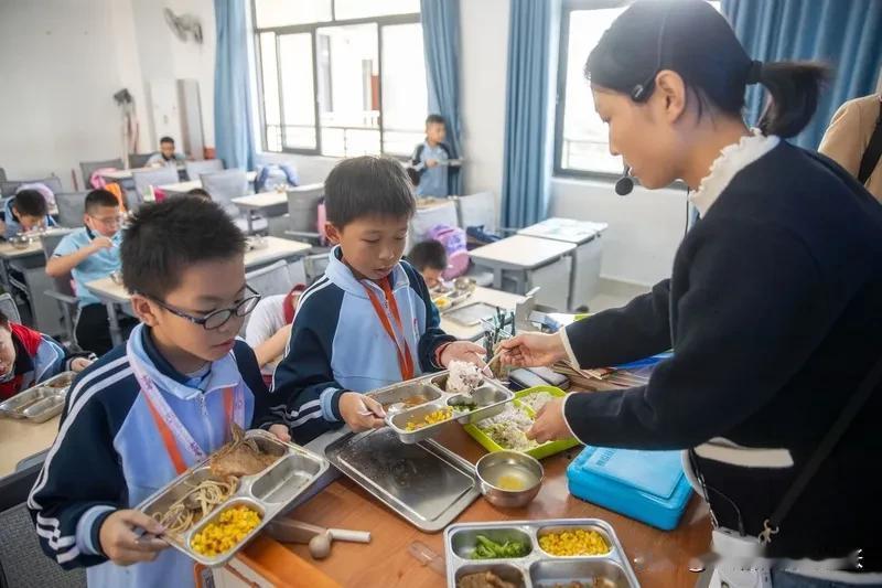 小学和初中通常包含早餐与午餐。教师餐标一般为6元、25元，学生午餐一般以桶装形式