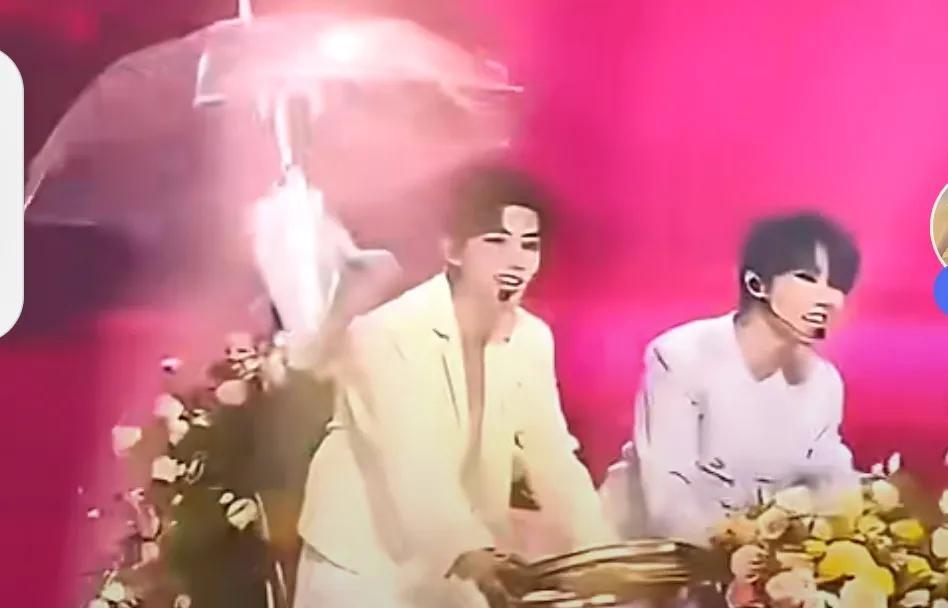 张柏芝演唱现场，俩儿子惊喜同台！家人们，娱乐圈又有超温馨名场面啦！张柏芝在舞台