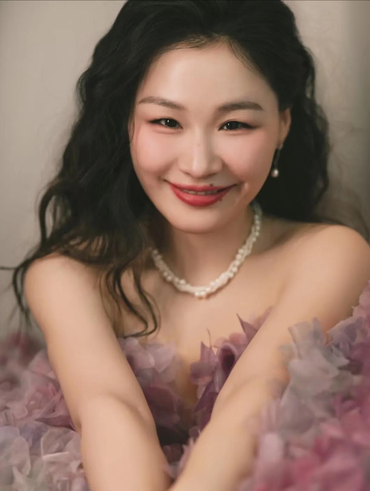 金靖说，我永远不给我父母打电话，他们让我从小自卑、自闭，一直在打压我，长大