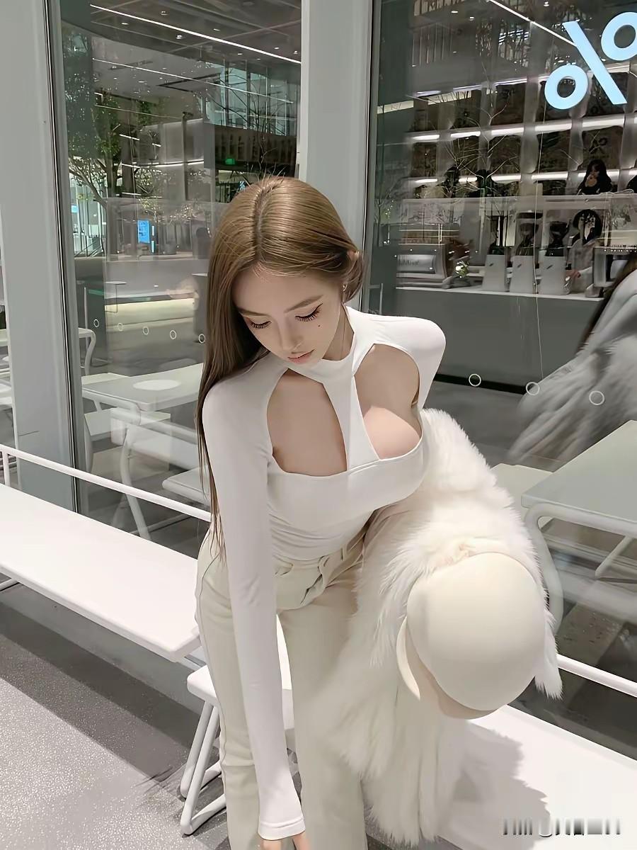 性感穿搭的女子既有魅力也不缺乏韵味！