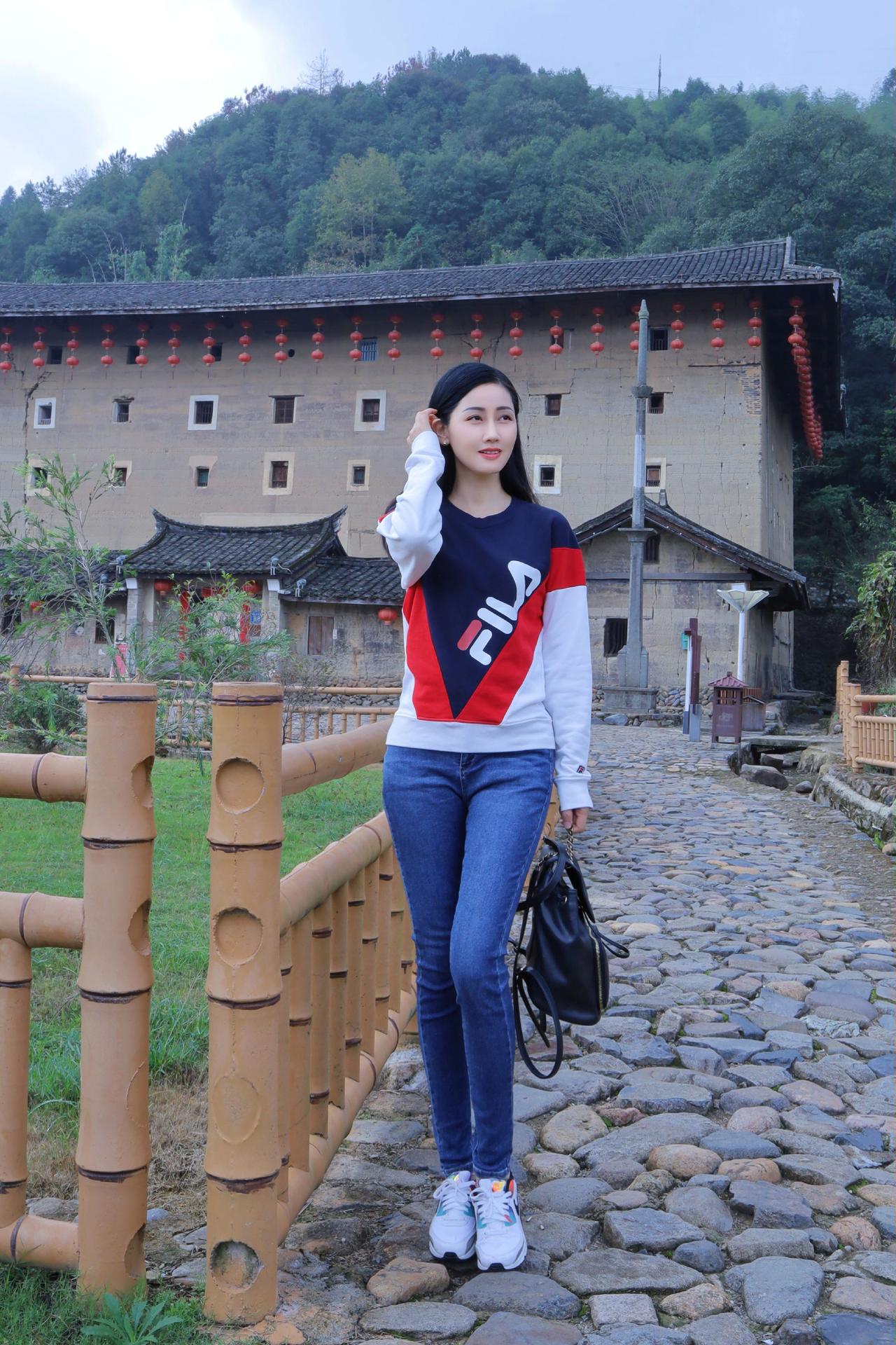 在福建土楼中，和贵楼是一座盖在沼泽地上的奇楼，有如一枚上天盖在这片土地上的古老印