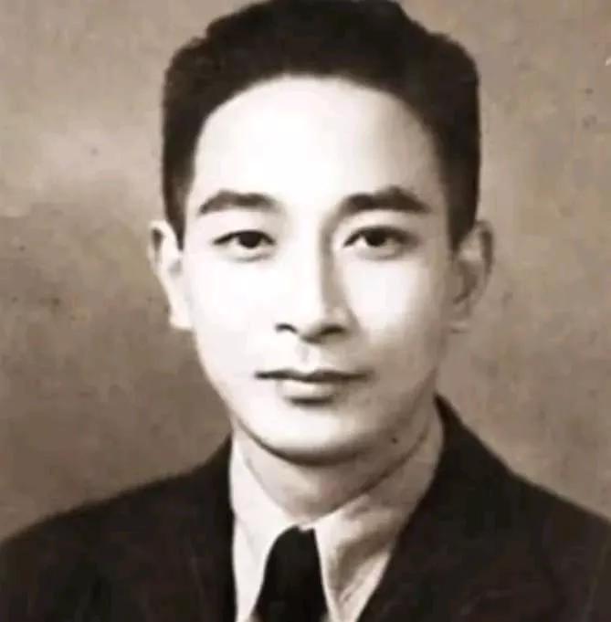 1943年，103岁的虚云老和尚和20多岁的南怀瑾，一起暗夜走山路。南怀