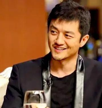 张雪拿到那辆劳斯莱斯，转头就卖了，钱全捐了。送车的人是陈光标。他说张雪的