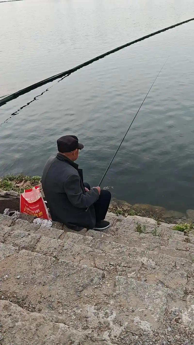 四川广安，67岁大爷在河边用真饵复钩钓了7条鱼，钓完卖给别人赚了50块，第二个月