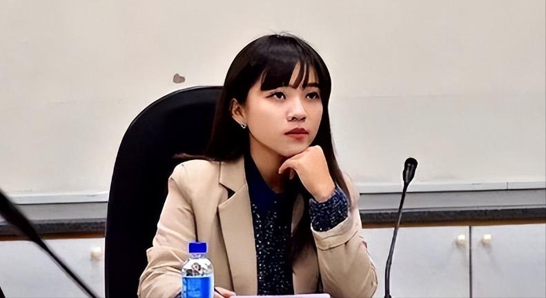 女“台独”带风向。台媒报道，入籍台湾的日本右翼媒体人矢板明夫今天在台中演讲时被