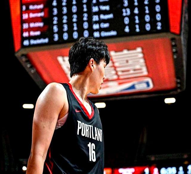 杨瀚森上场不到10分钟,能拿3分5板,命中率4成2,三分三成二——这哪是“水货”