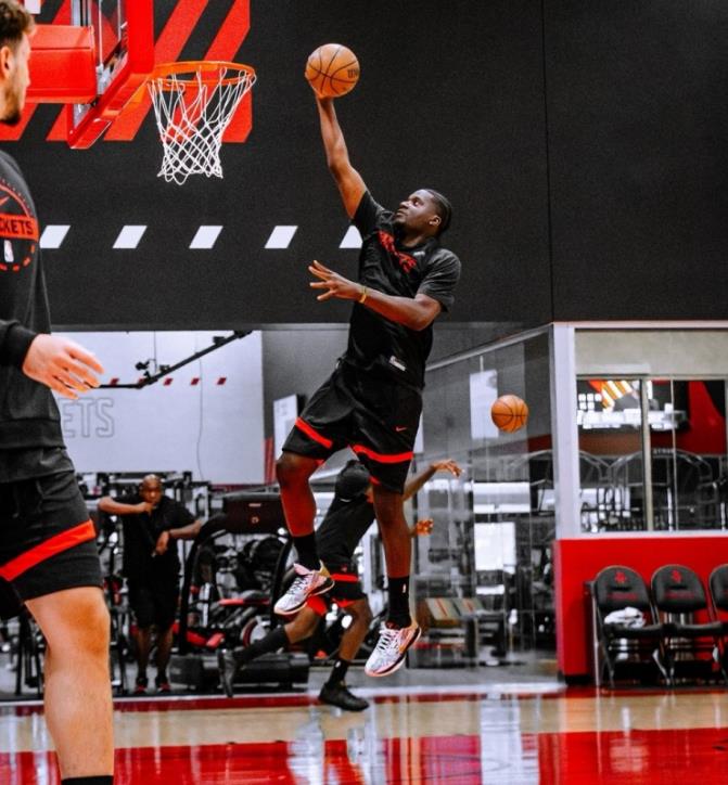 火箭队对于中锋球员的需求，现在已经盖过了控卫。申京和亚当斯受伤了，只能说火箭队的