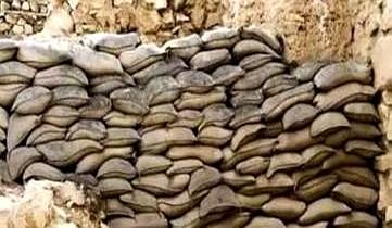 给你一把重机枪，子弹管够，对着那堵破沙袋墙扫。我告诉你，你就算把枪管打红了，躲