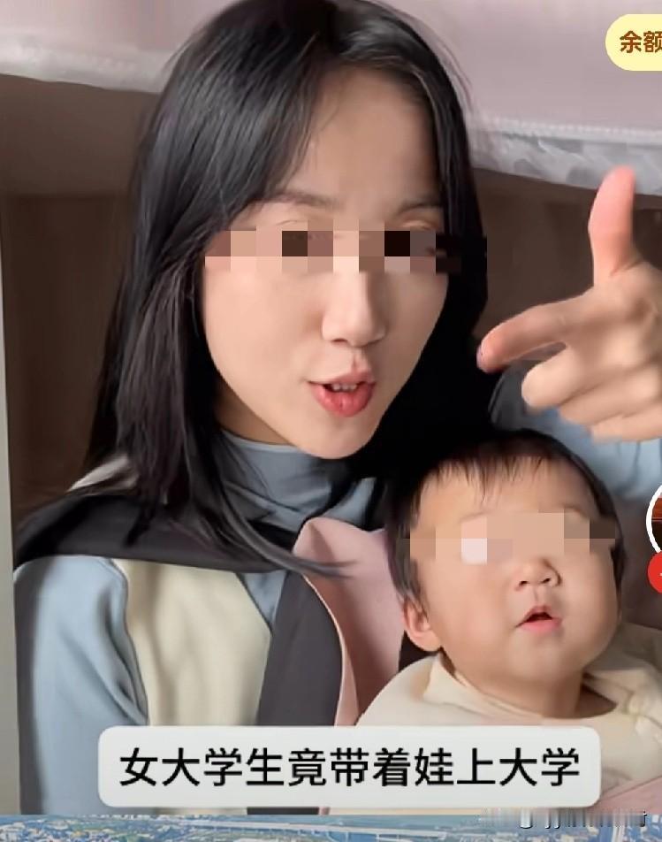 这个女孩，太勇敢了！带娃、上学，两不误啊！这个学生妈，上课时就把孩子，交给其他同