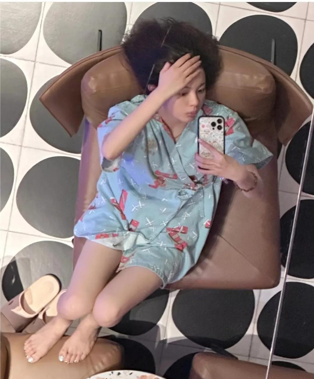杨超越，脚丫有点宽。