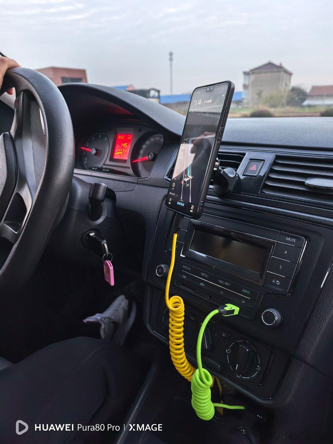 公司今天犯抽抽，给我派了一辆8年的桑塔纳已经22万公里了底盘质感居然还不错中低速