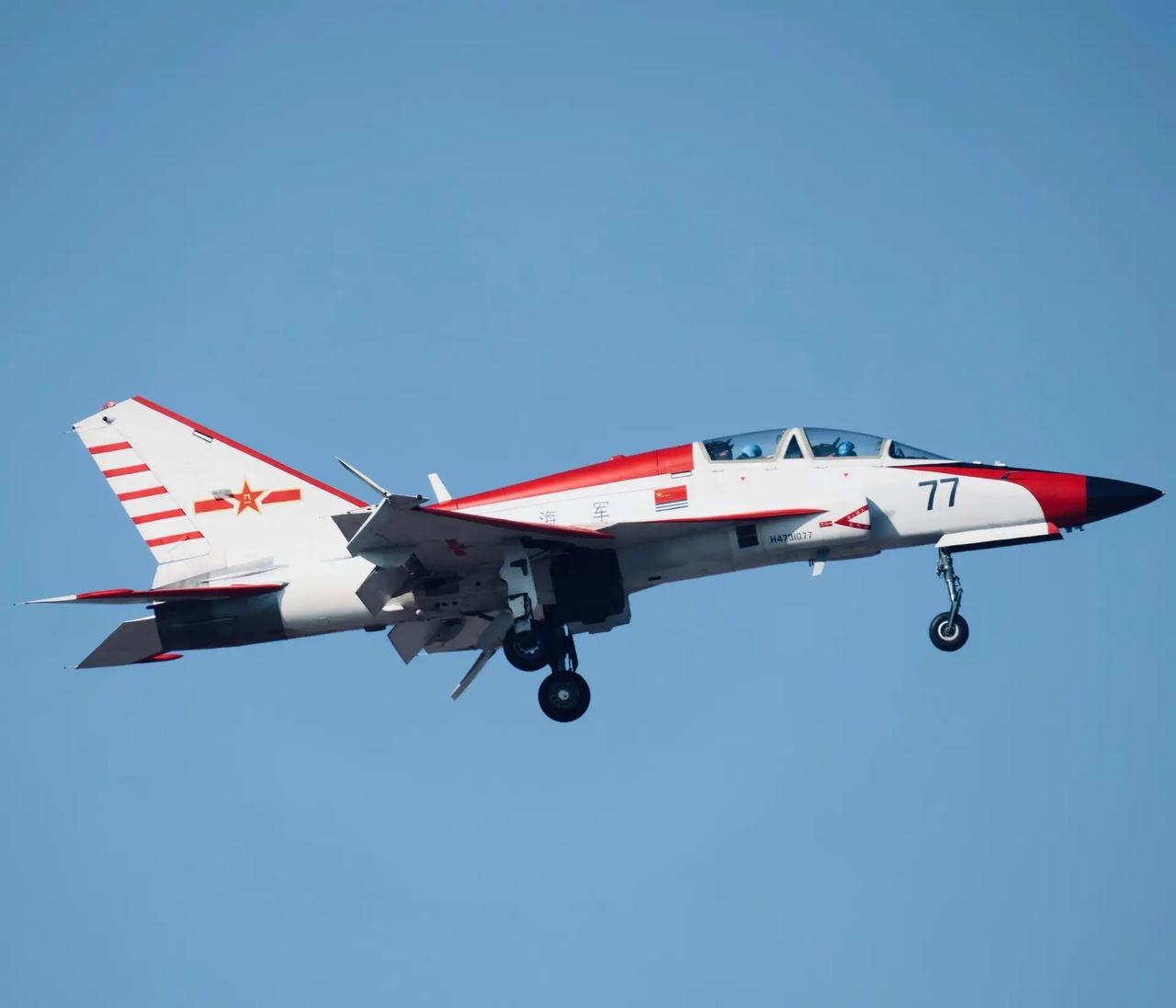 解放军巨浪-9舰载教练机的高清图片，该教练机用于训练舰载战斗机飞行员。翼尖分离式