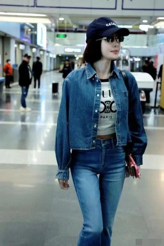 秦岚换上波波头短发后，时髦度直接拉满！利落的牛仔短外套衬得她精气神十足，内搭简约