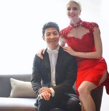 那年，新婚之夜，李白抱着撒贝宁说：“亲爱的，咱们结婚后还是保持AA制，我不花你的