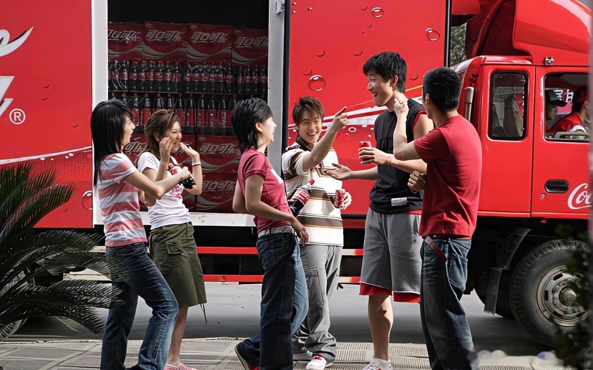 还记得那个年代，刘翔眼里满是轻松快乐，潘玮柏身形清爽，余文乐风华正茂，Selin