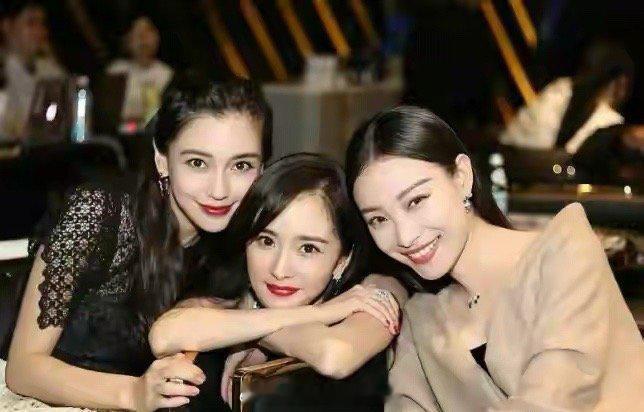 两张很有争议的照片，杨幂、Angelababy和倪妮的合照，你第一眼看到谁？​