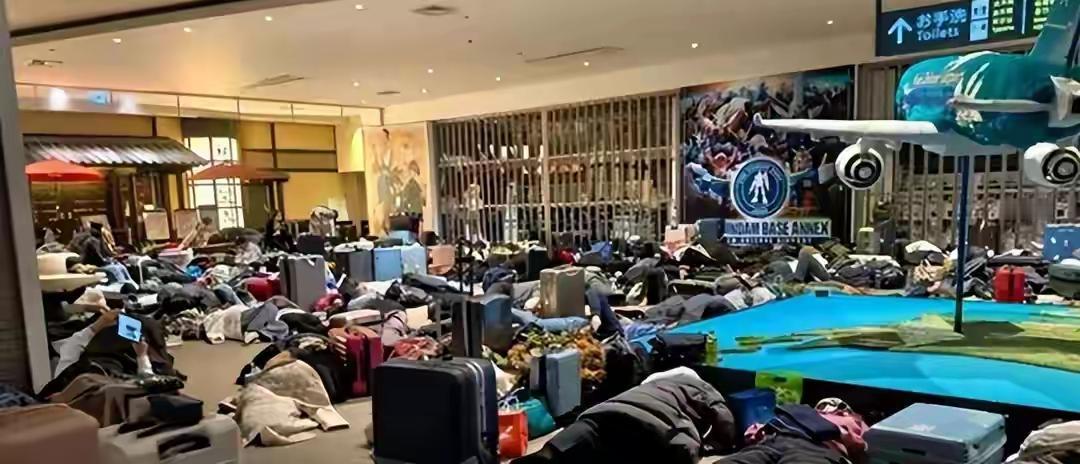 日:我家下暴雪了很多人滞留我家没地方待你赶紧把人接走有不少人都冻伤了中