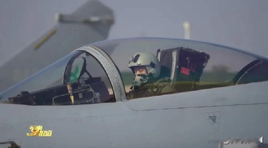 歼10的新“配件”出镜率挺高歼10系列全面换装的新型衍射平显，堪称空中作战