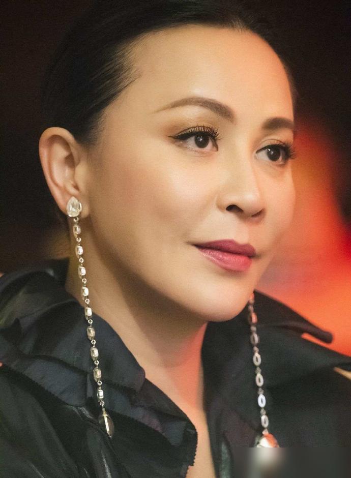 “不谈恋爱，你生理上没需要吗？”60岁刘嘉玲这嘴也太敢说了！饭桌上一句话