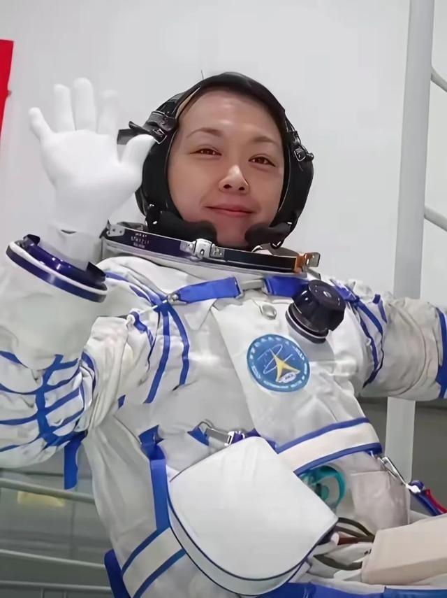入驻“天宫”不足10天，香港首位航天员黎家盈便迎来了特殊的新使命。香港特区政府已