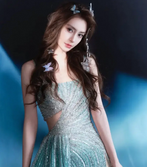 Angelababy薄荷绿碎钻裙写真美背尽显优雅性感