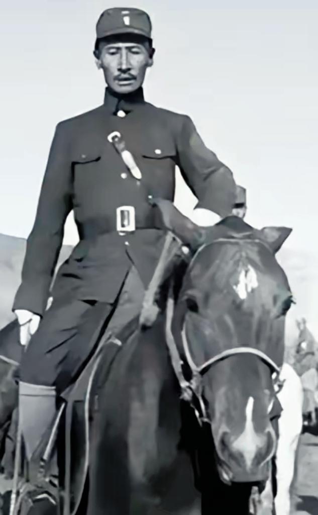 1932年，马占山宣布向日本投降，顿时国内上下骂声一片，然而在受降仪式上，马占山