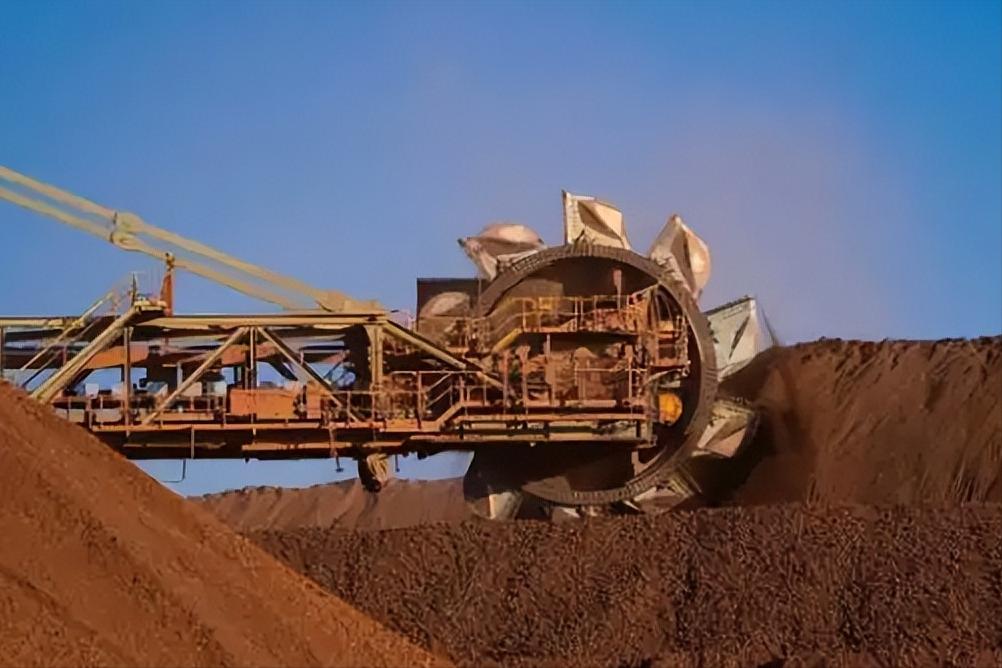 惊天反转！中国拿下铁矿石定价权，外资300万吨货烂在港口，普氏垄断彻底崩塌。全球