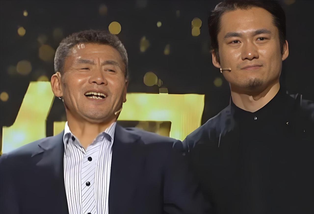 黑龙江1男孩父母接连去世，学习成绩特别好，却没钱继续读书。他哭着跪在校长面前，苦