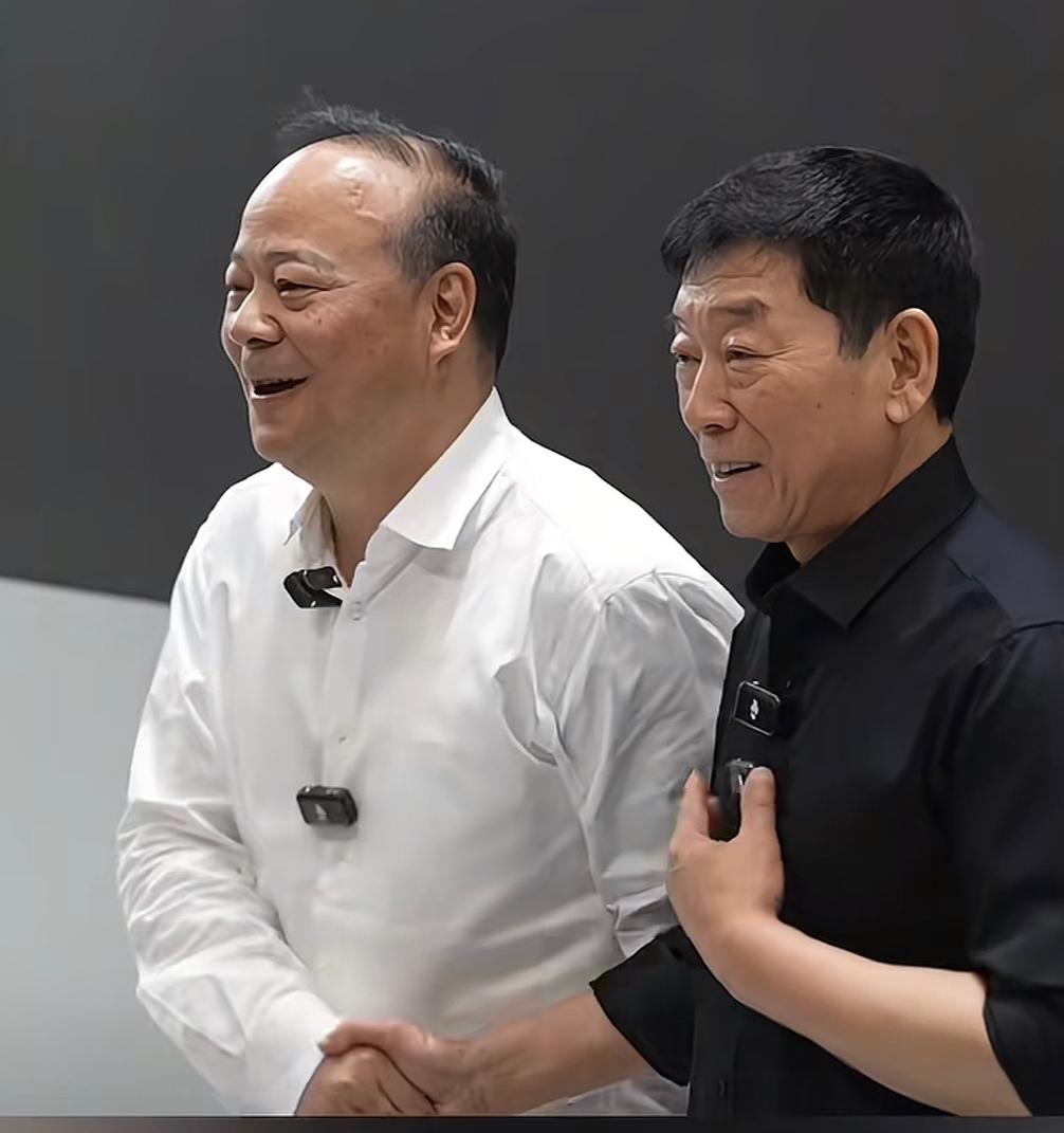 魏建军与曾毓群互动交流！4月25日，北京车展期间，长城汽车董事长魏建军与宁德