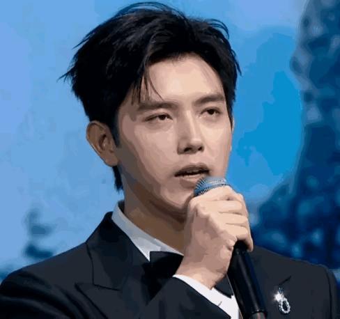 陈凯歌的托举真是多余。陈飞宇不是杨志刚，以他的身高和颜值，根本不需要把饭喂到嘴里