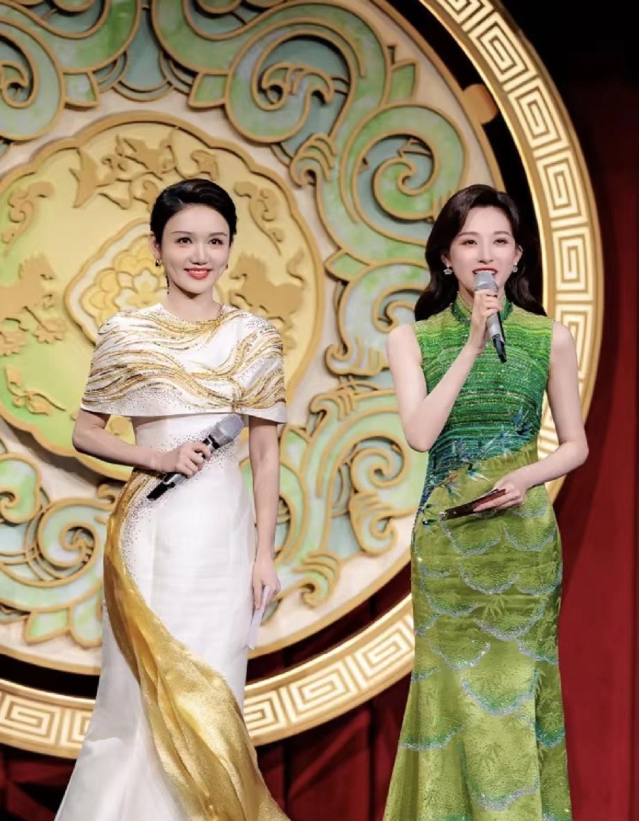 春晚那晚，龙洋的眼神被全网盯着。都说她眼睛总往上看，是不是离不开提词器？元宵