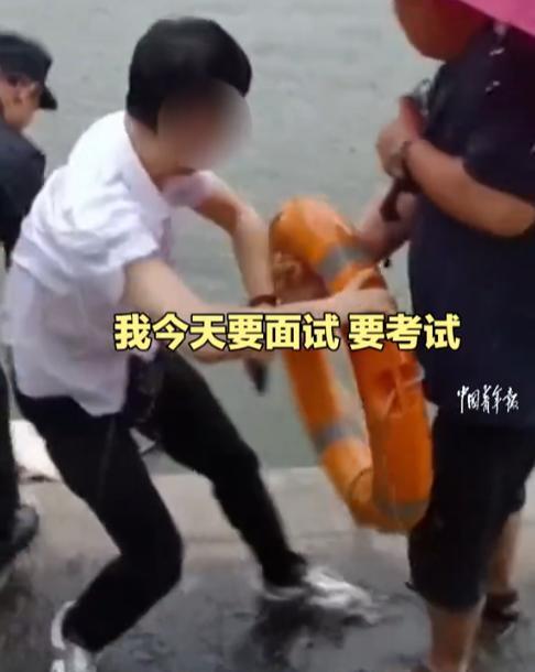 这是真“上岸”了！湖北武汉，一男子参加事业单位面试，怎料途中被女司机连人带车掉进